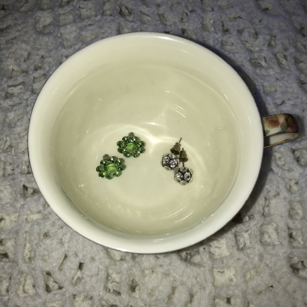 2 pairs of earrings