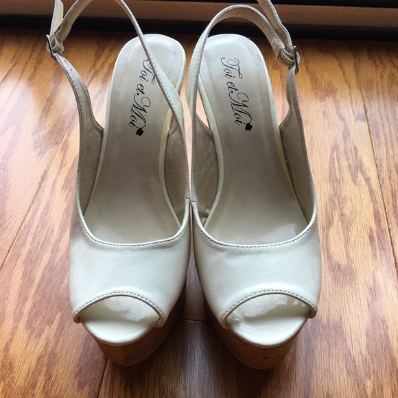 Cream colored cork wedges - Picture 2 of 4