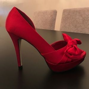 Size 8.5 Aldo red satin shoes