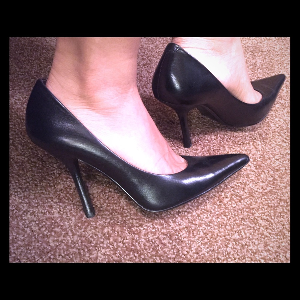 Black pumps