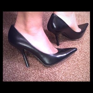 Black pumps