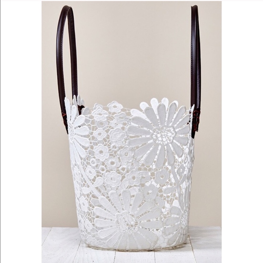 ๐ธ๐ Kora Daisy Lace Tote - Picture 4 of 7