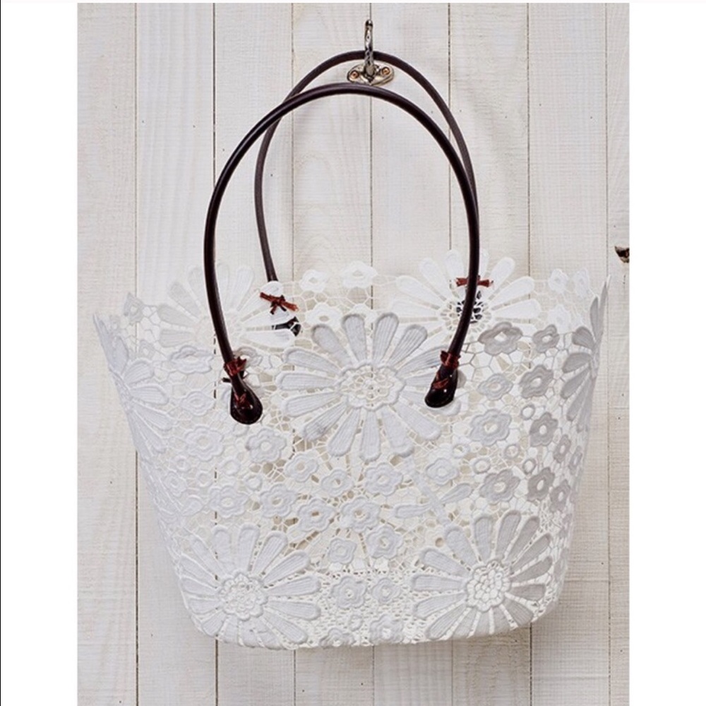๐ธ๐ Kora Daisy Lace Tote - Picture 5 of 7