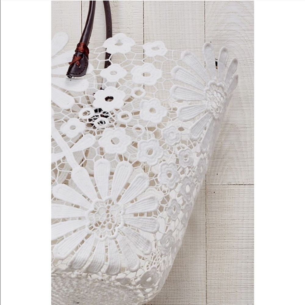 ๐ธ๐ Kora Daisy Lace Tote - Picture 7 of 7
