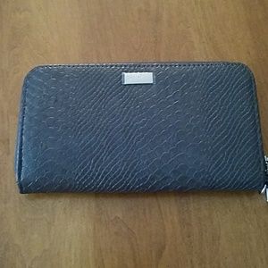 31 zip wristlet wallet