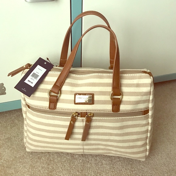 Tommy Hilfiger Handbags - 1 hour sale 💥Tommy Hilfiger purse