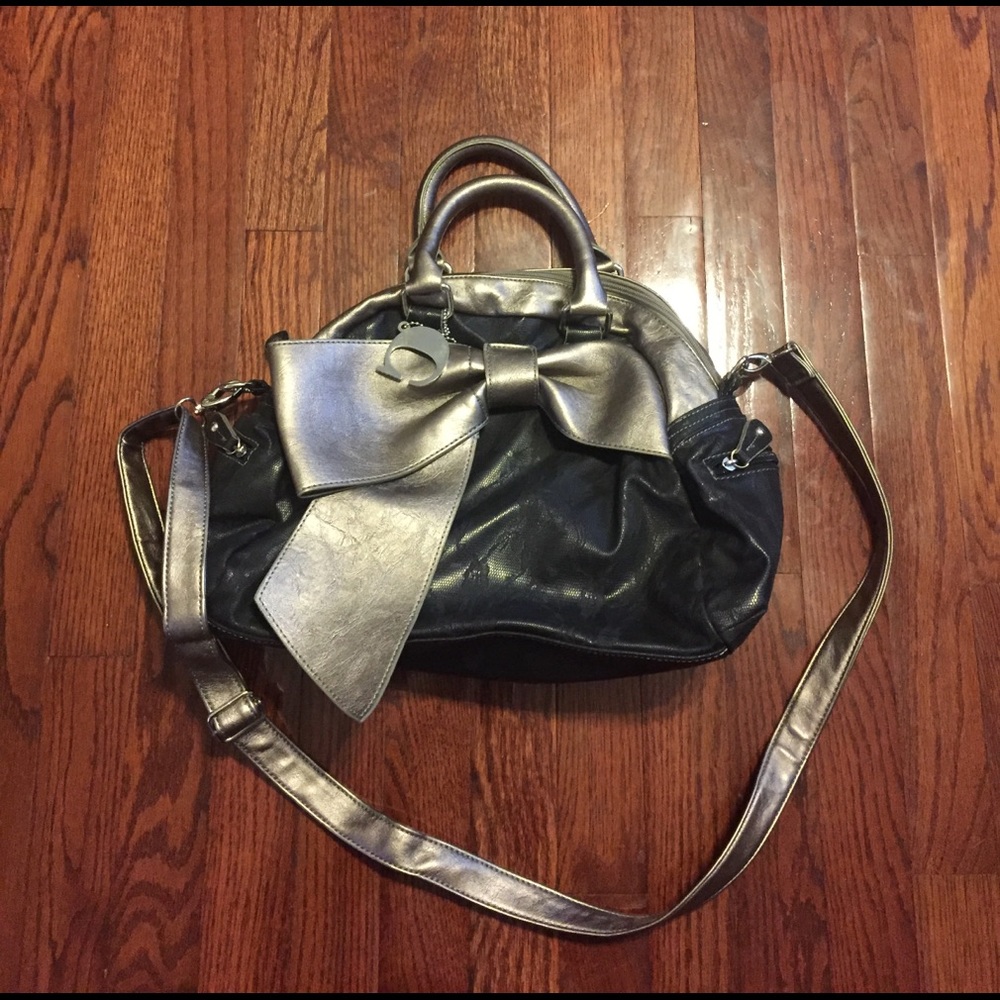 Black/taupe bag.