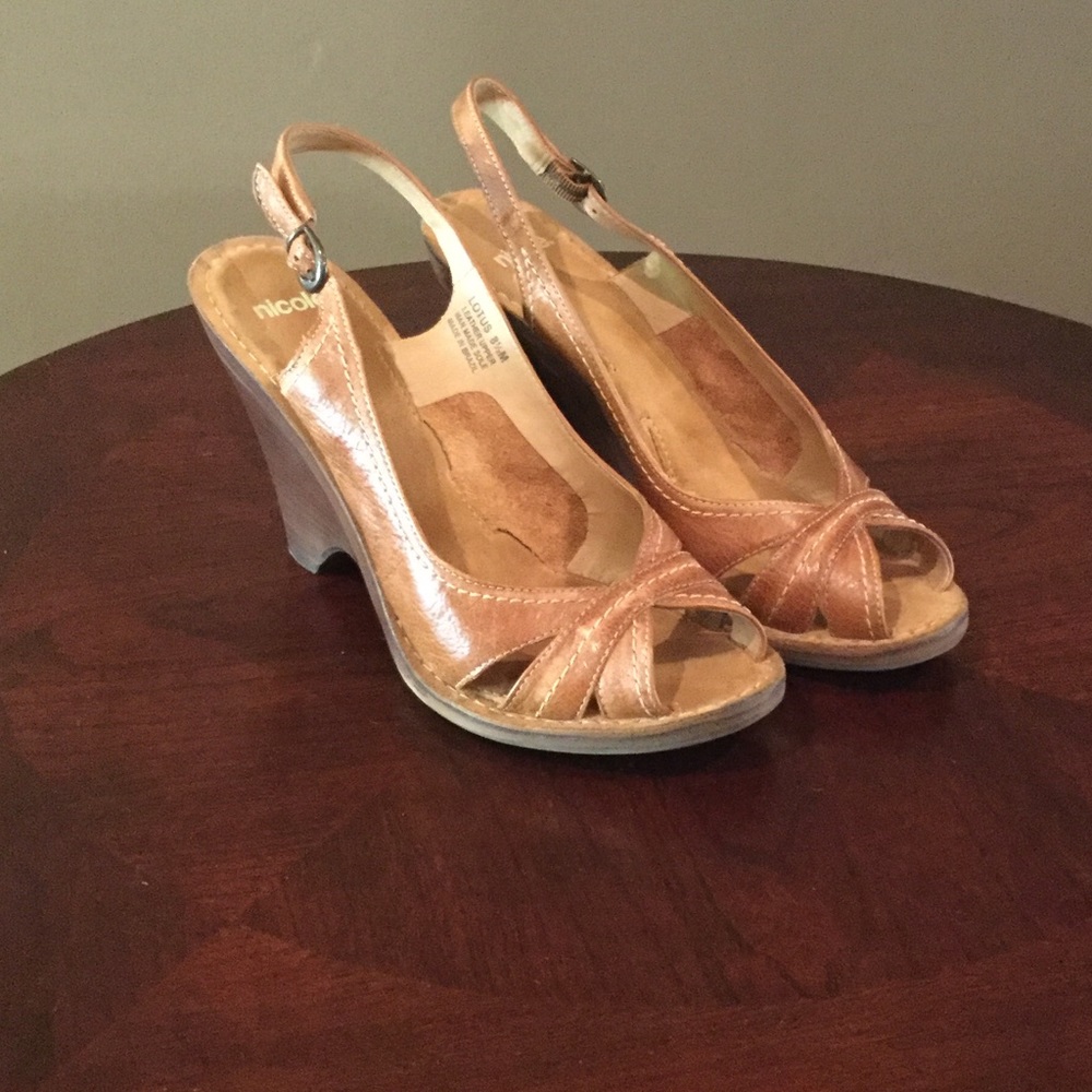 Nicole wedges