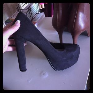 Black heels!!