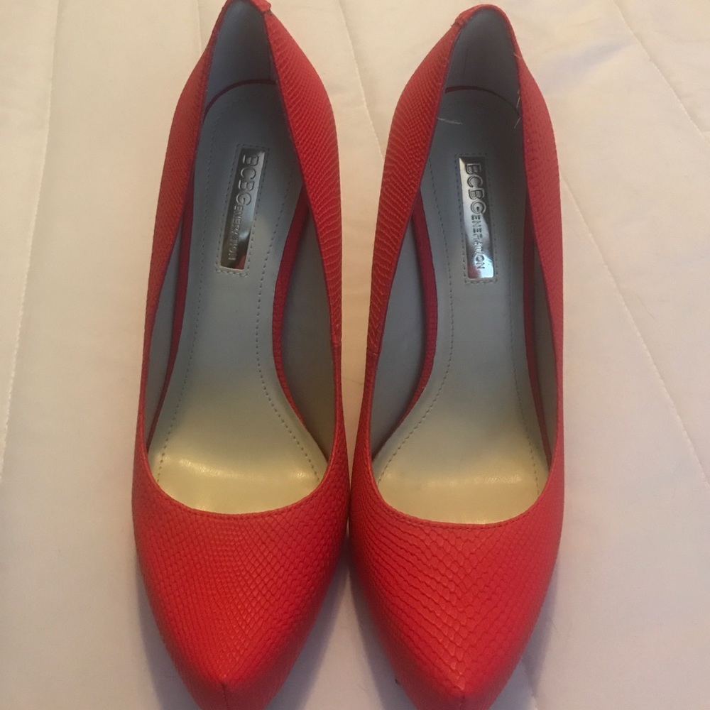 Coral platform BCBG pumps