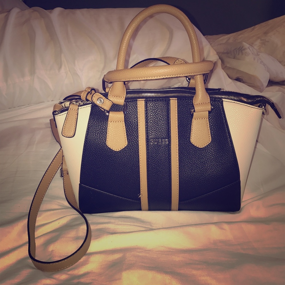SOLD❗️Medium GUESS Handbag with Shoulder Strap!