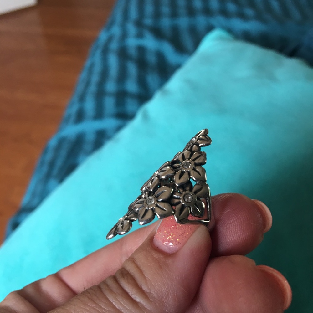 Beautiful Silver Flower Ring - image 5