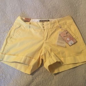 Dear John shorts, pastel/soft yellow