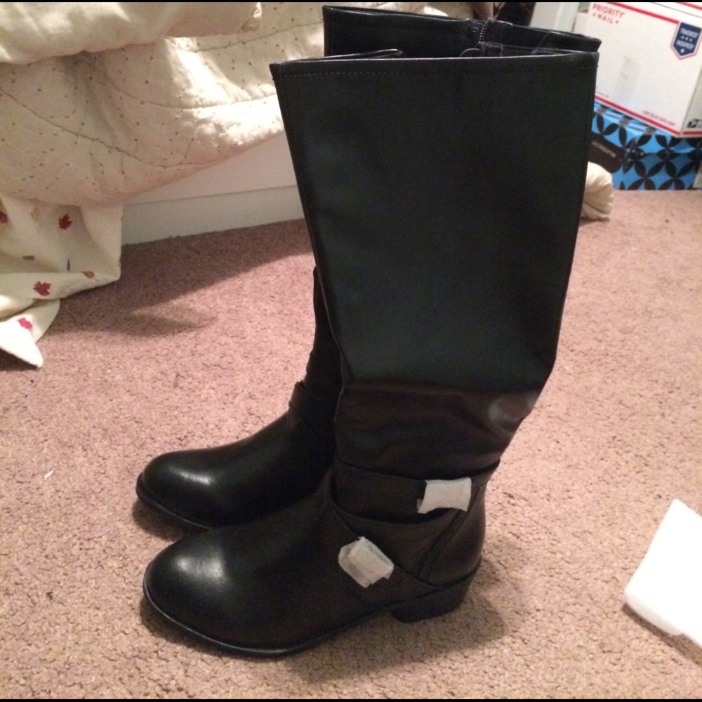 Brand new in box Arizona black boots!
