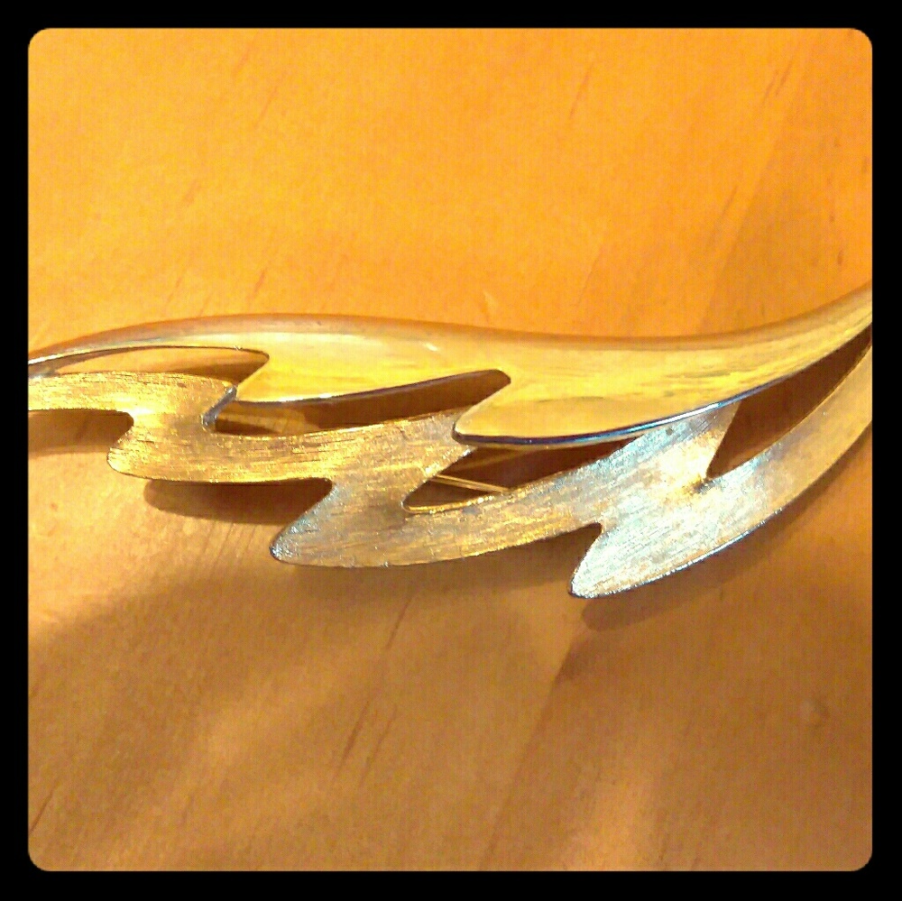 CROWN TRIFARI GOLD LEAF BROOCH