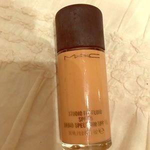 MAC studio fix fluid foundation