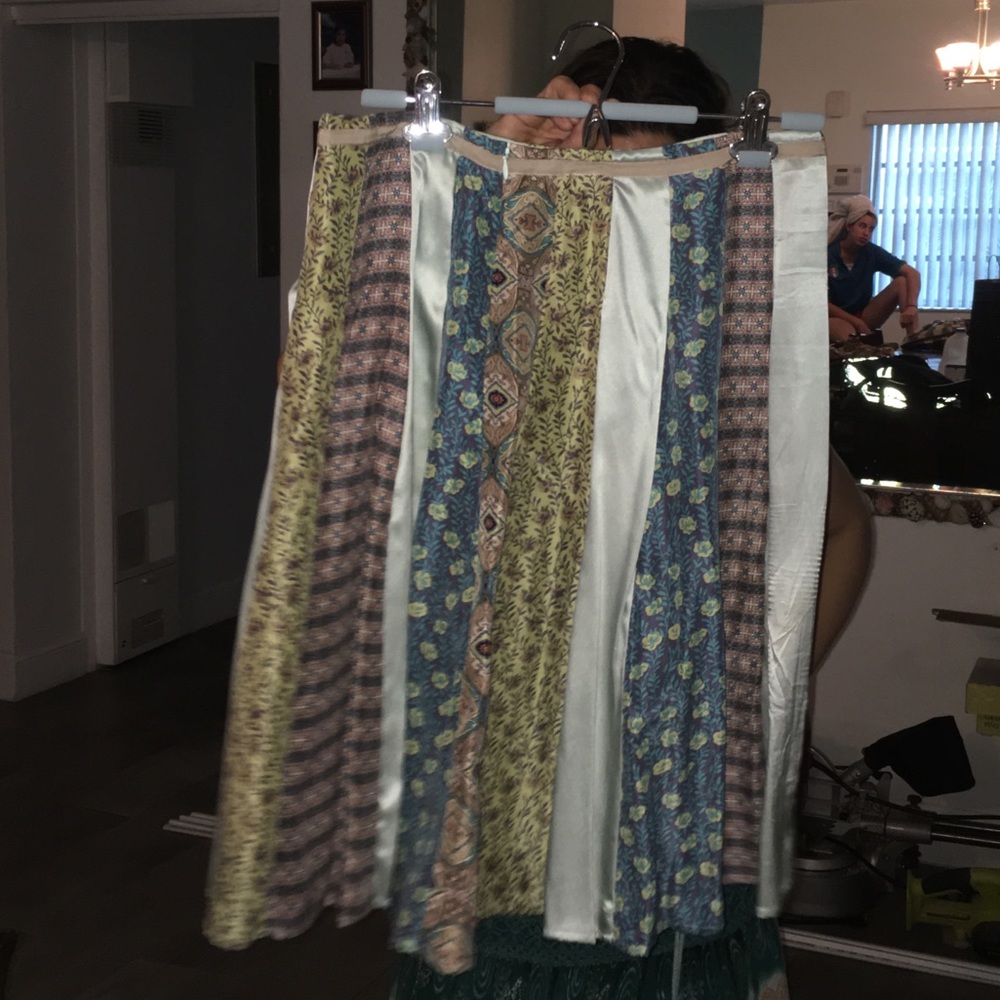 100% stunning silk skirt in 9.5/10 condition