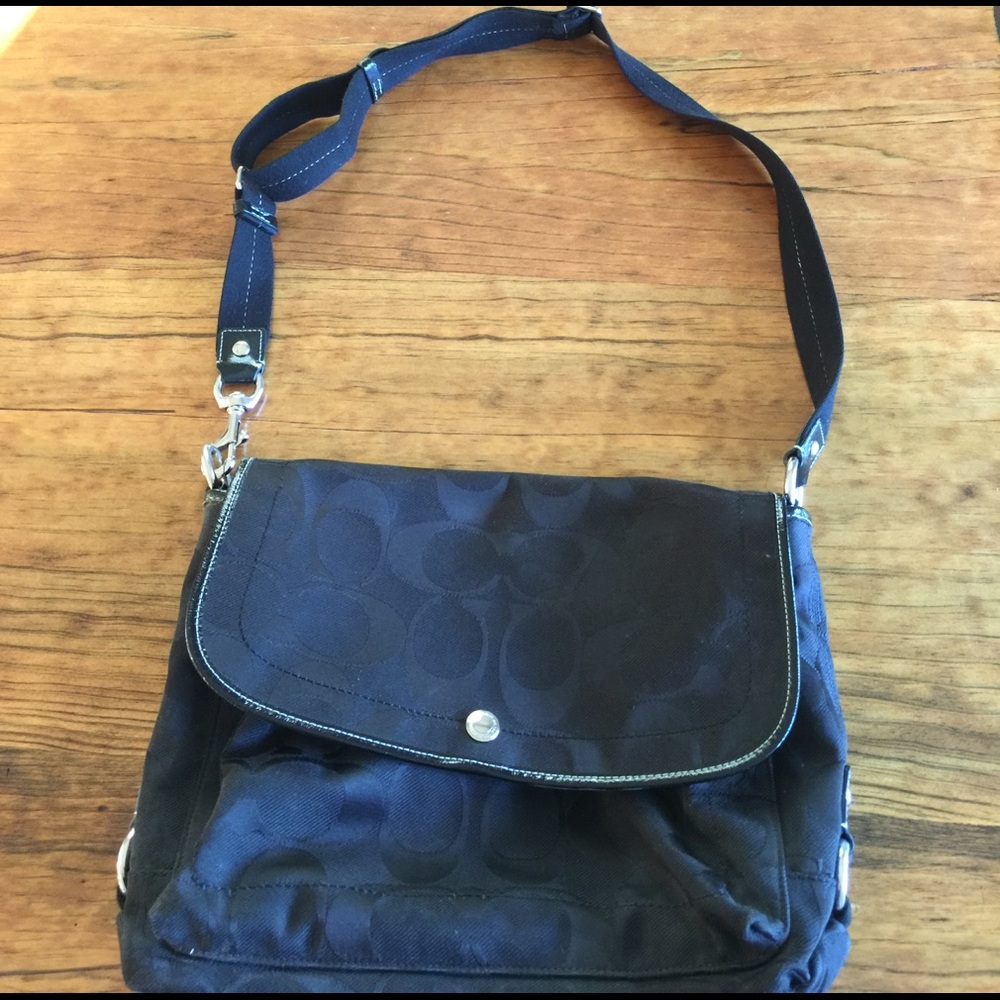 Authentic Coach crossbody/shoulder purse