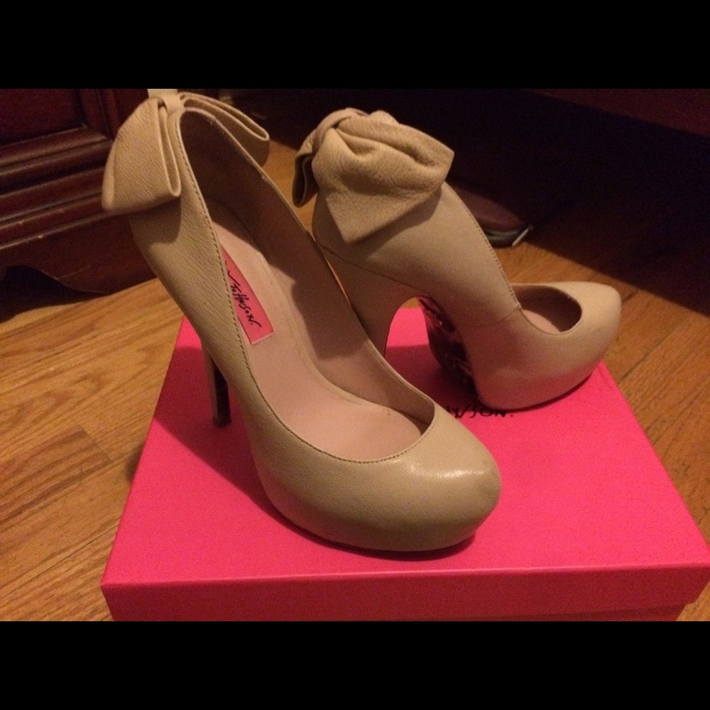 Nude Betsy Johnson pumps