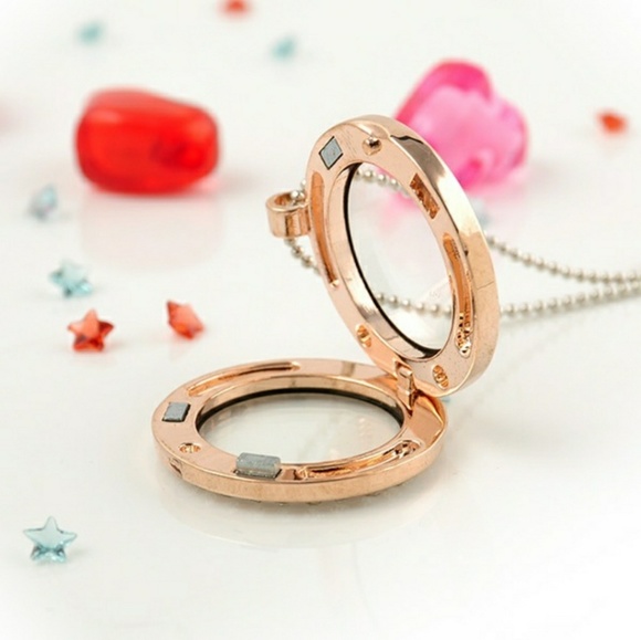 ●GIFTED  ●NEW  MEMORY LOCKET - Picture 3 of 4