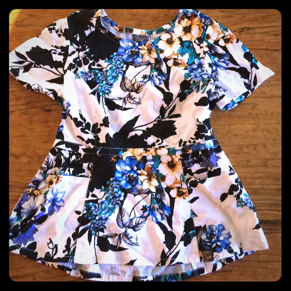 Medical scrub top