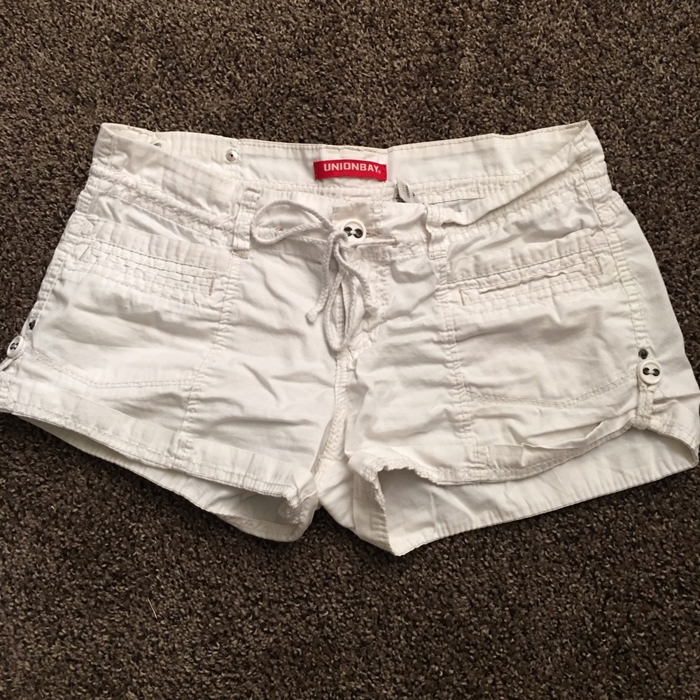 ✨White shorts, size 8. ✨Non see through!! ✨