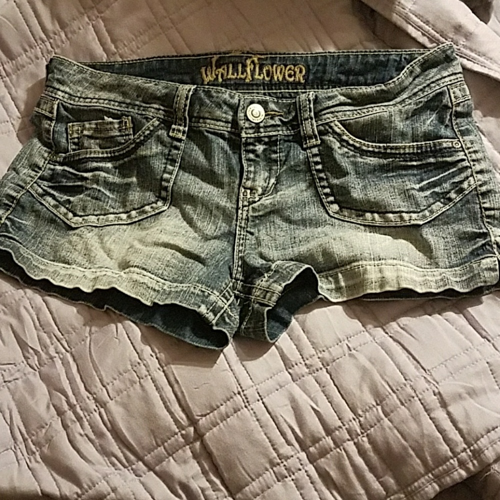Womens wallflower shorts