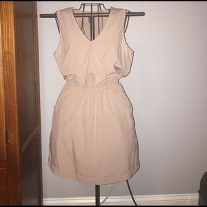 ♻️DONATING SOON!♻️ Sleeveless mini dress