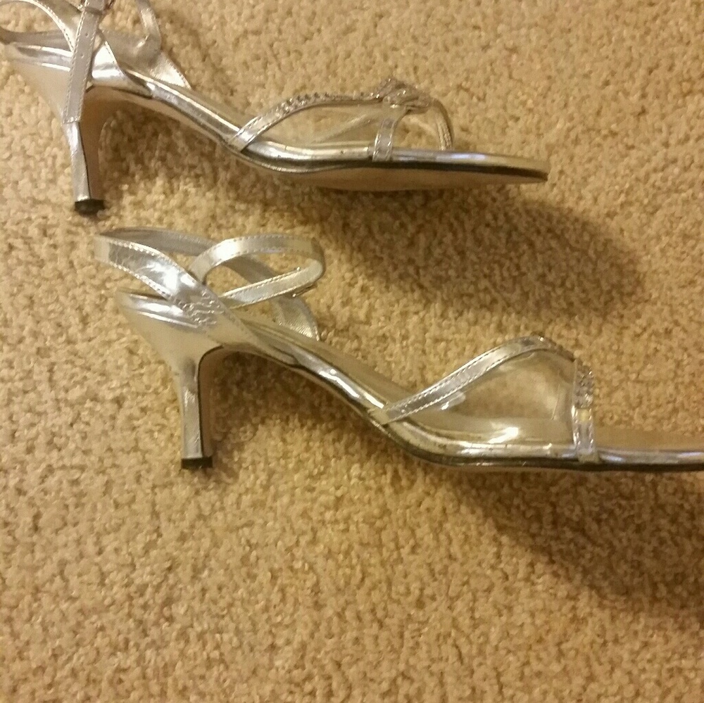 Low heel shoes