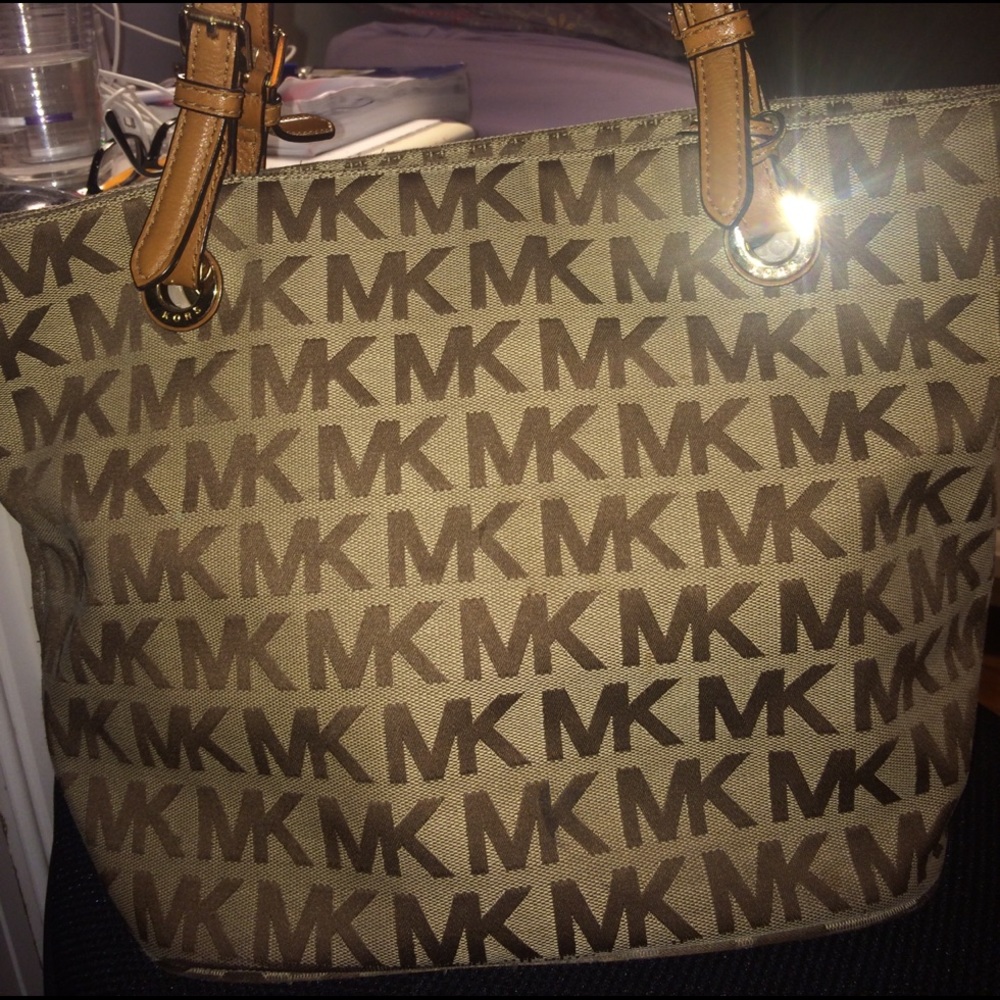 Michael Kors Medium tote bag.