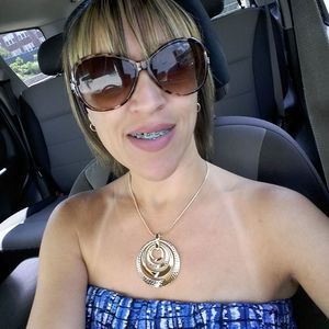 Meet your Posher, Avy correa