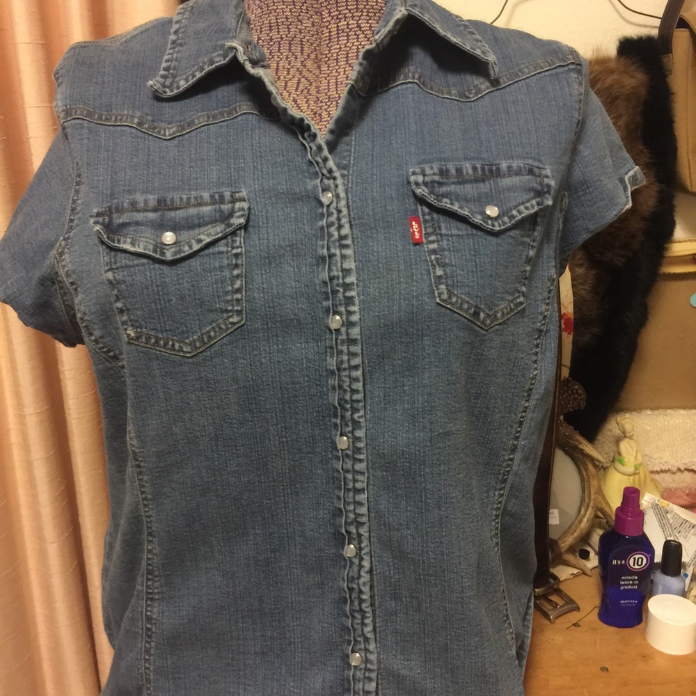 Levi's button down short sleeve shirt