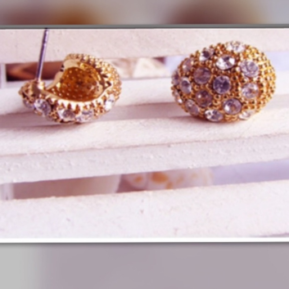✨Beautiful Crystal crescent stud earrings ✨
