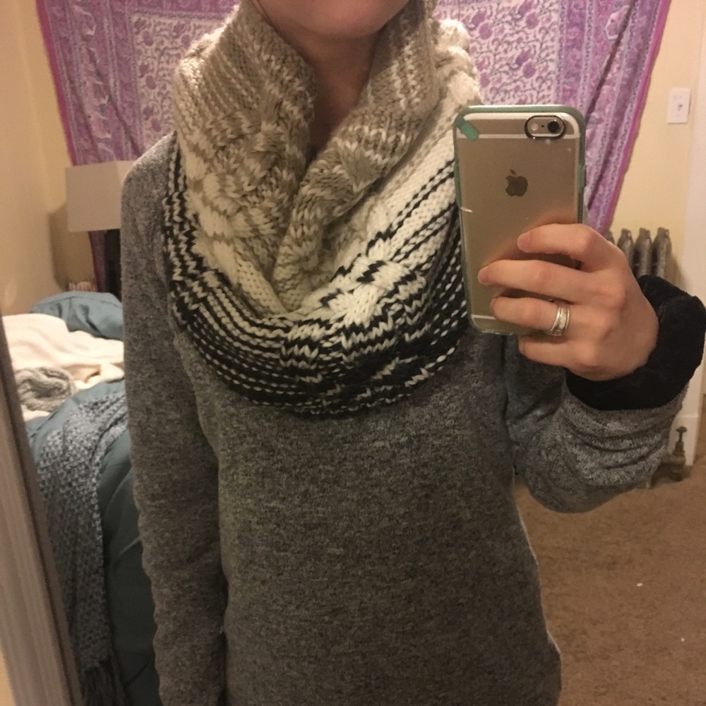 ▪️closet clearout ▪️Black & Tan Infinity scarf