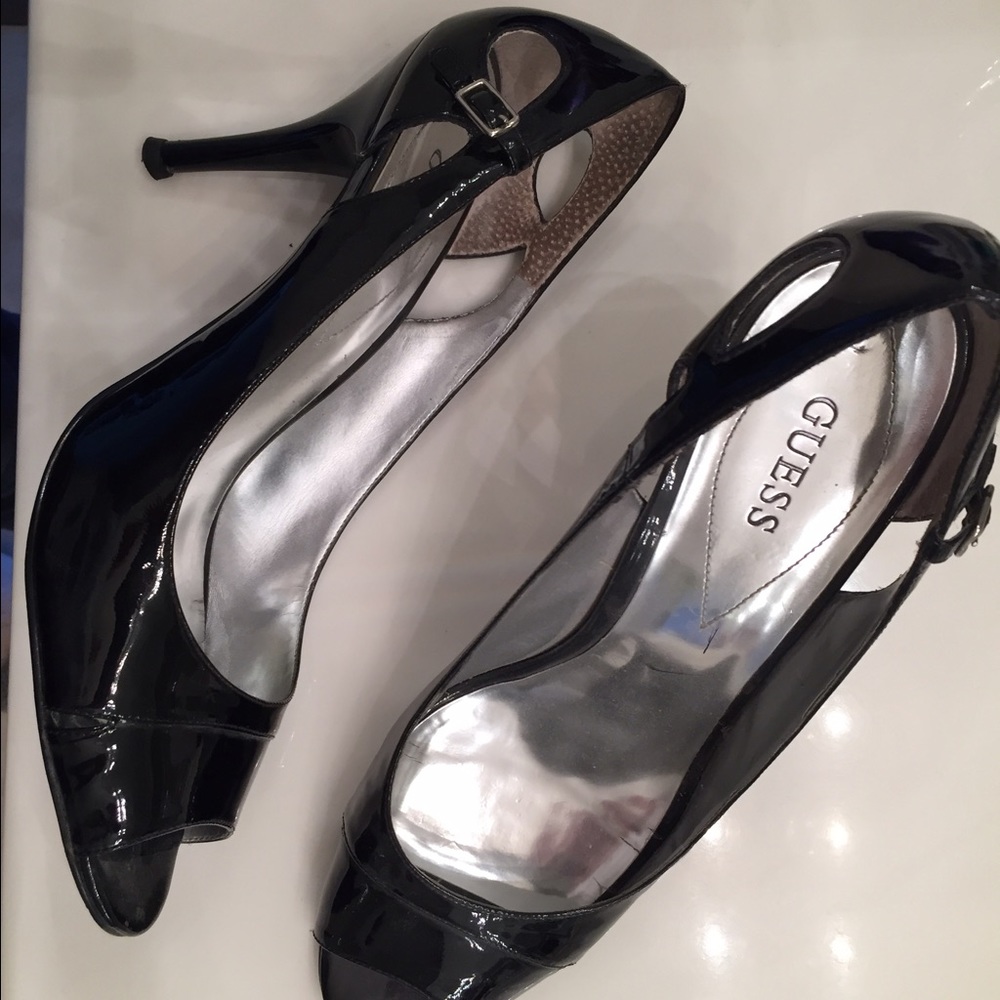 Guess pumps