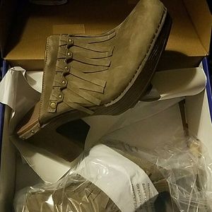 dansko nursing clogs