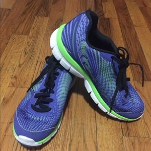Size 8 women's new balance sneakers.