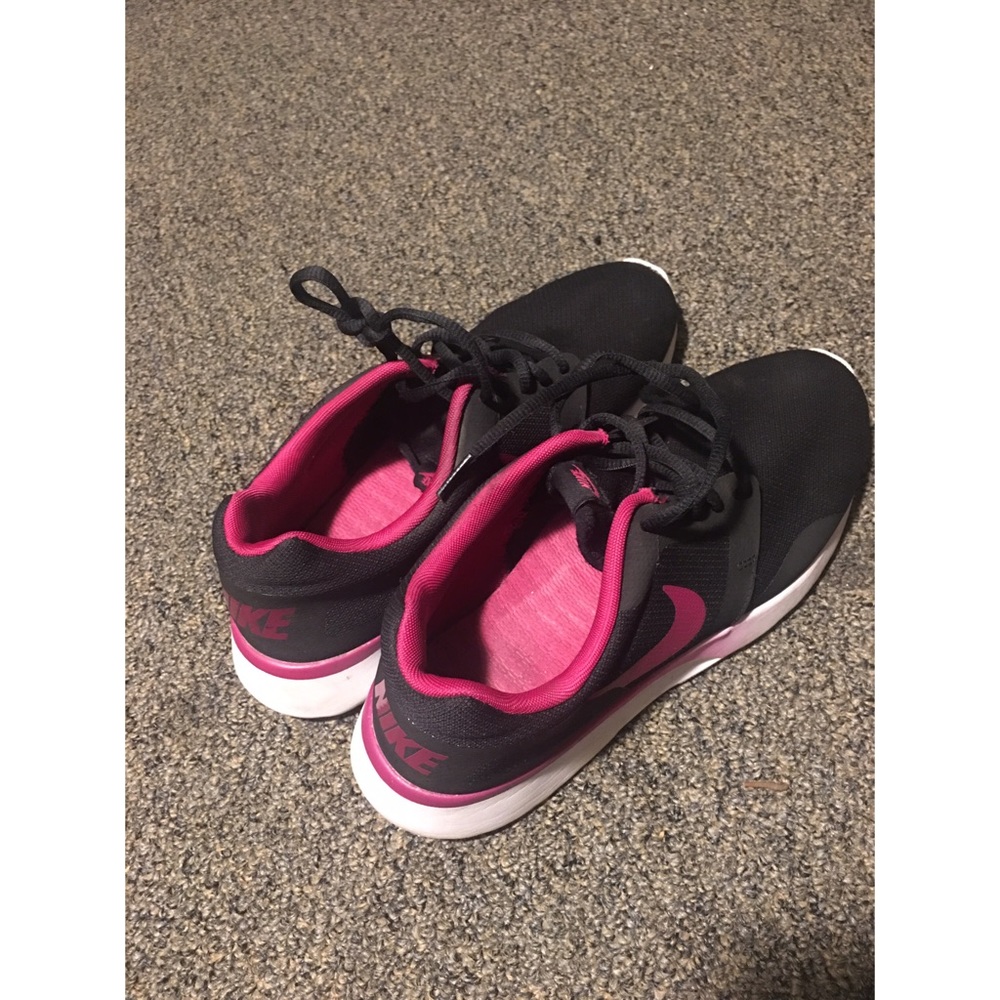 Nike Athletic Shoes! GREAT CONDITION!