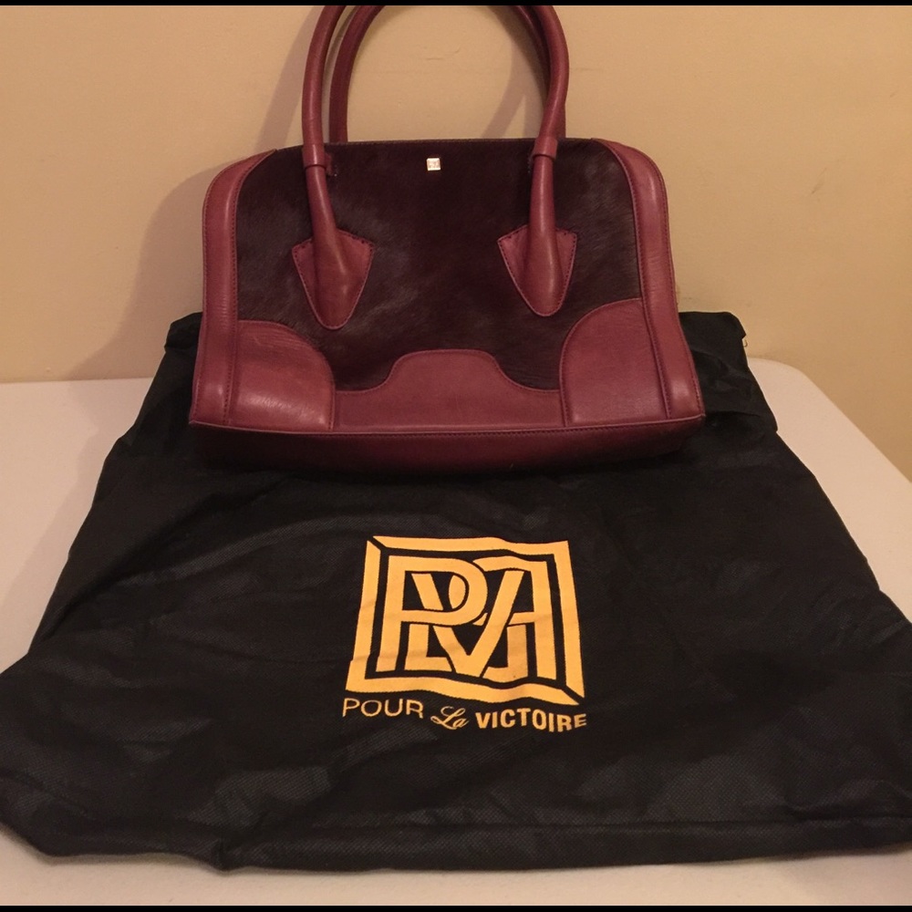 Pour la victories purse blood red.