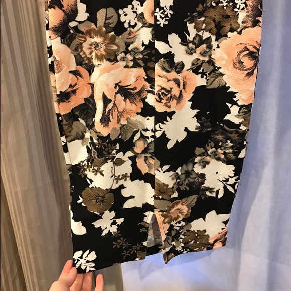 Windsor Floral and Black Bodycon Dress - Picture 2 of 4