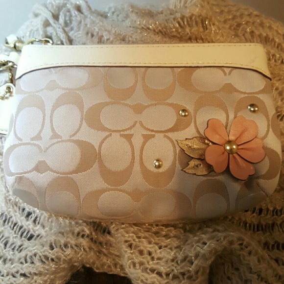 Coach Handbags - Coach Applique Wrislet w Hangtag