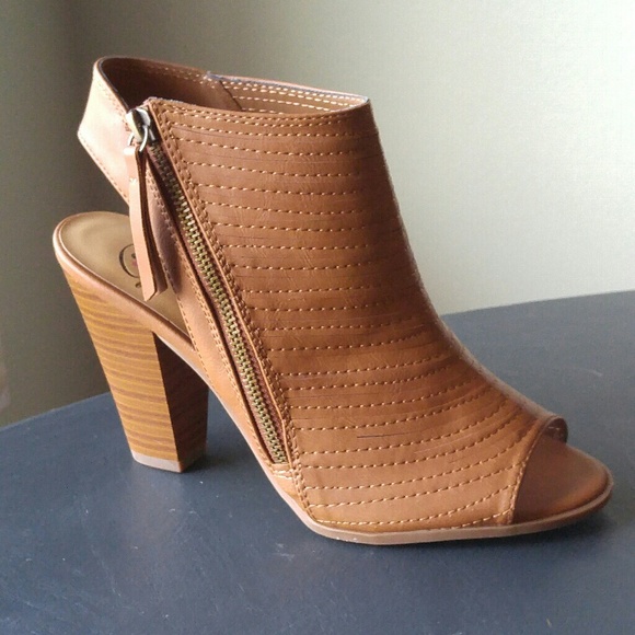 Sizes 6 Peep toe booties - Picture 2 of 4