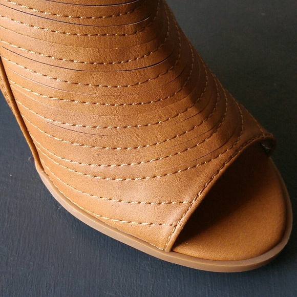 Sizes 6 Peep toe booties - Picture 3 of 4