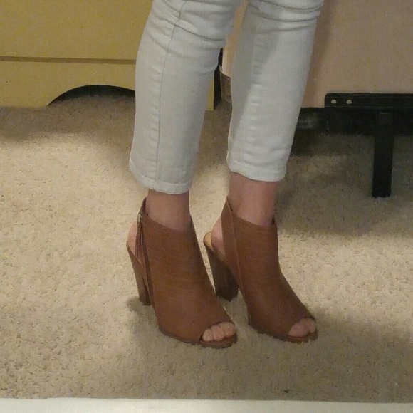 Sizes 6 Peep toe booties - Picture 4 of 4