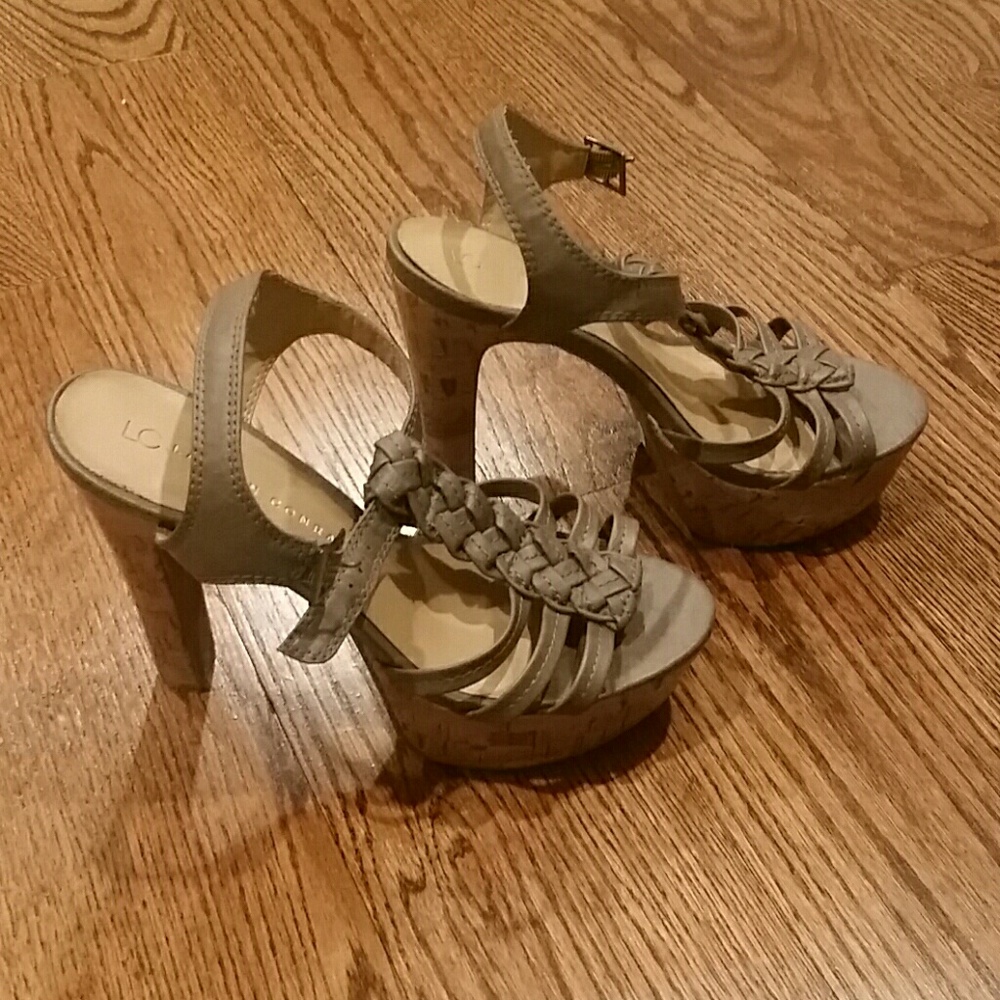 Very beautiful Lauren Conrad sandle heels.