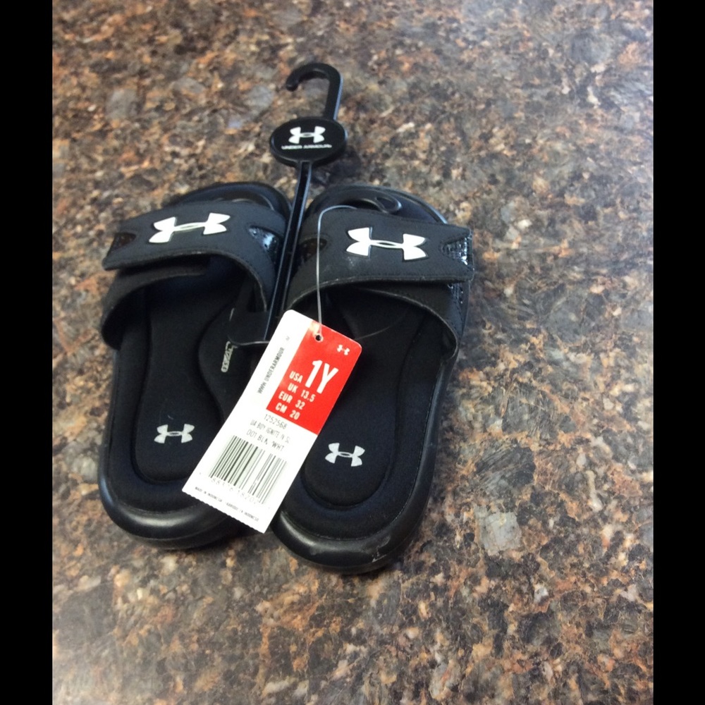 Boys under armour slips size 1Y