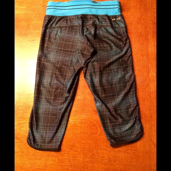 🌸 New listing 🌸 Nike running capris. - Picture 2 of 3