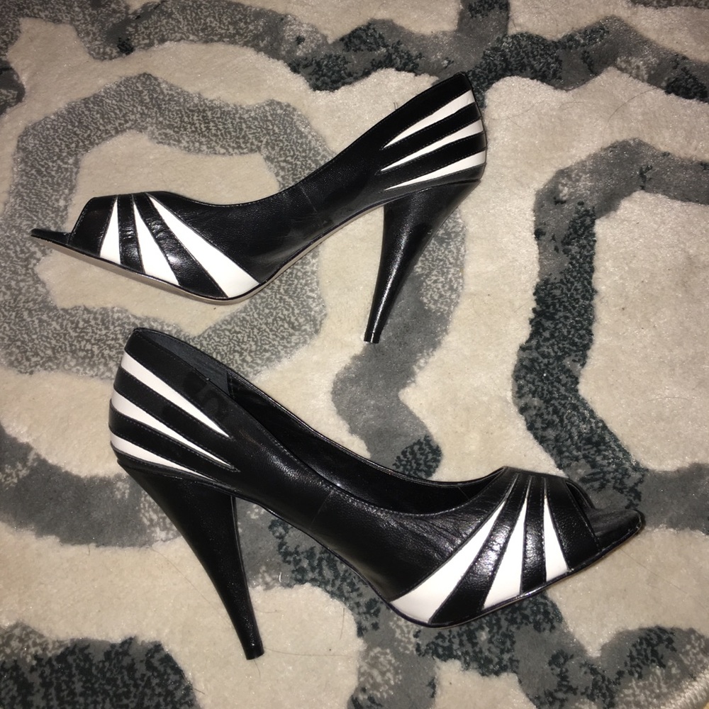 White House black market pumps