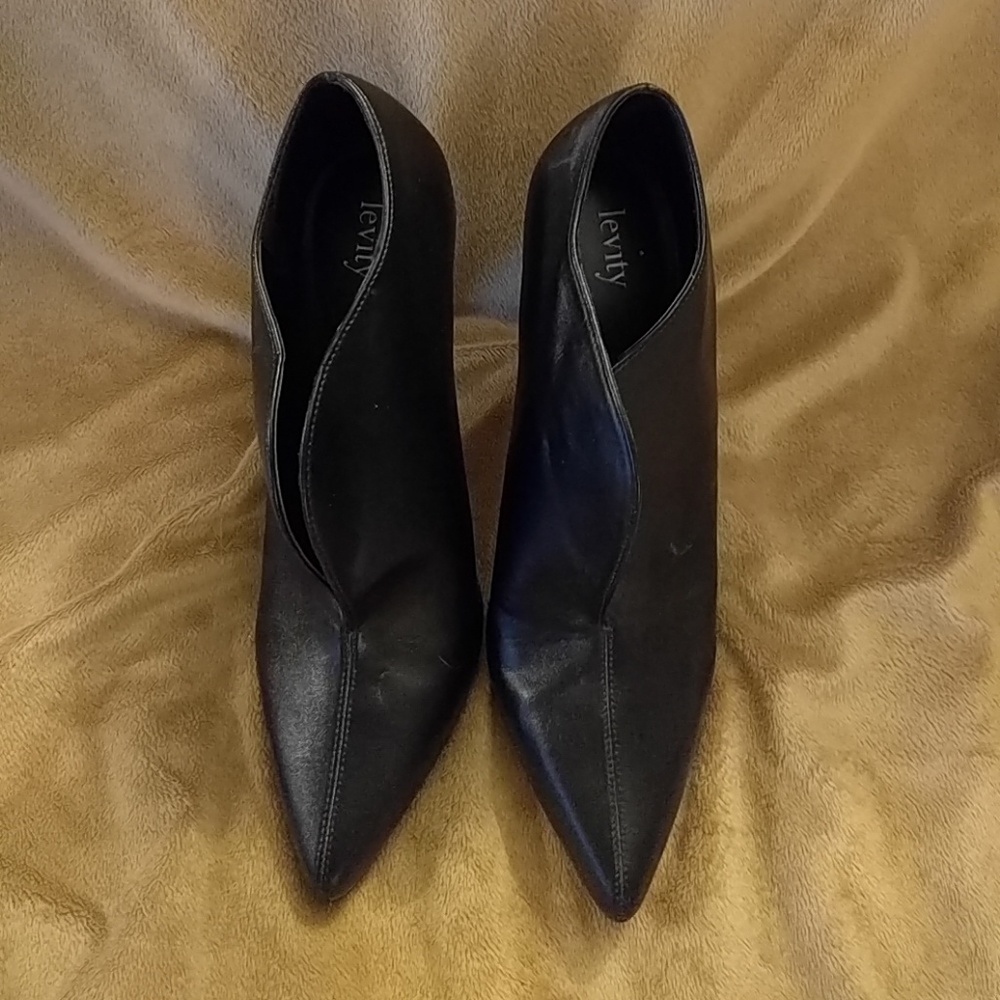 Black pumps