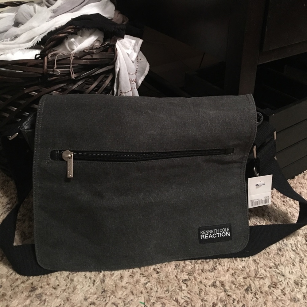 Kennith Cole Reaction Messenger Bag